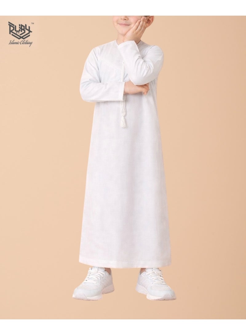 روبي للملابس الإسلامية ثوب كنادورة إماراتي أبيض كلاسيكي للأطفال، مزين بتطريزات دقيقة، برقبة دائرية وأكمام طويلة، مصنوع من قماش الموسلين السعودي. - Image 2